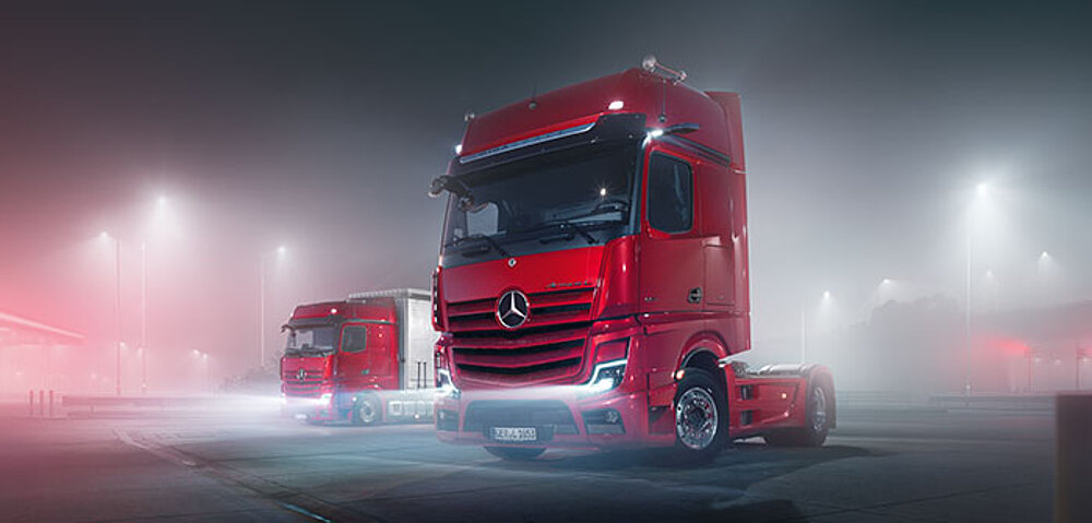 Zwei rote Actros L Mercedes-Benz Trucks Premium Lkw Daimler